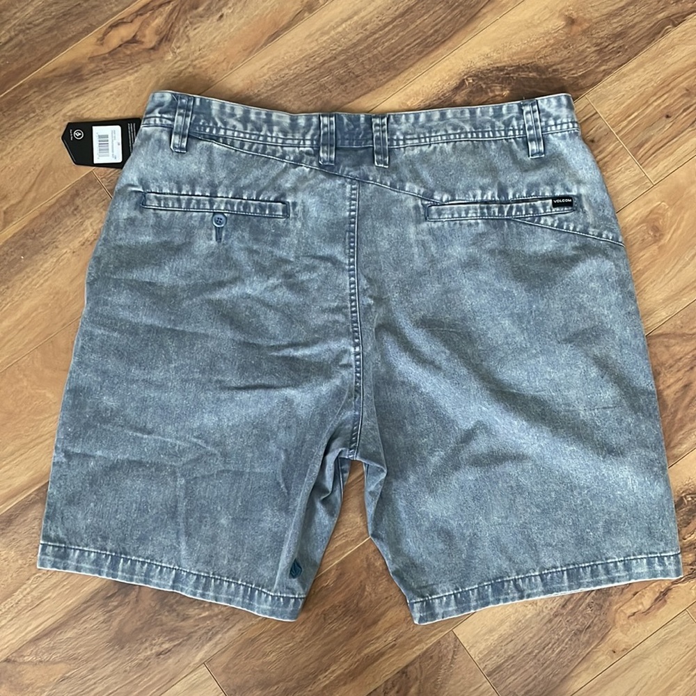 Volcom Men’s Shorts - Picture 2 of 4